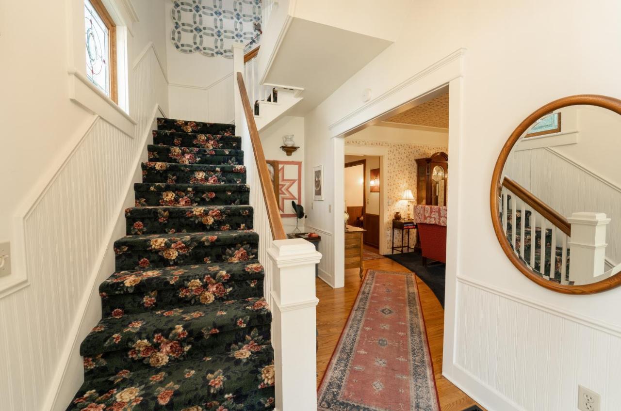Yelton Manor Bed And Breakfast South Haven Exterior photo