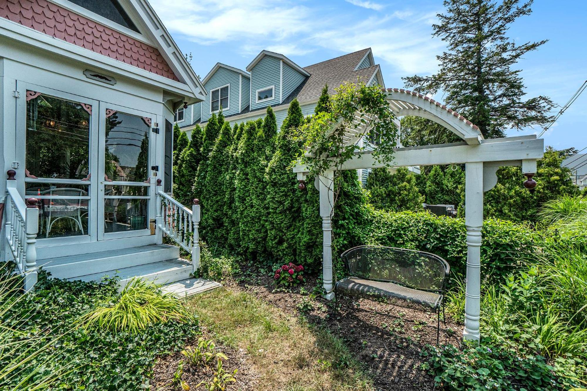 Yelton Manor Bed And Breakfast South Haven Exterior photo