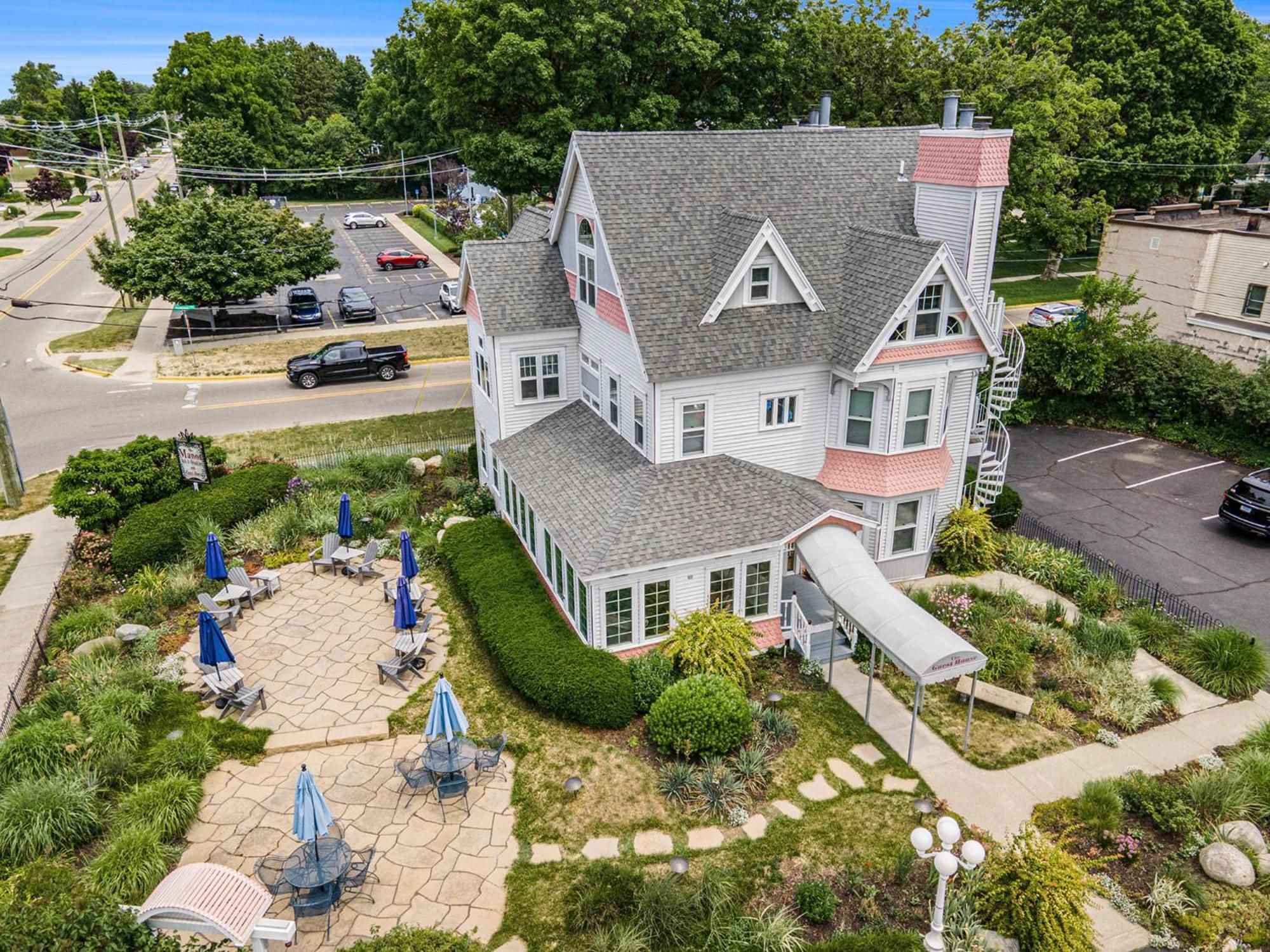 Yelton Manor Bed And Breakfast South Haven Exterior photo